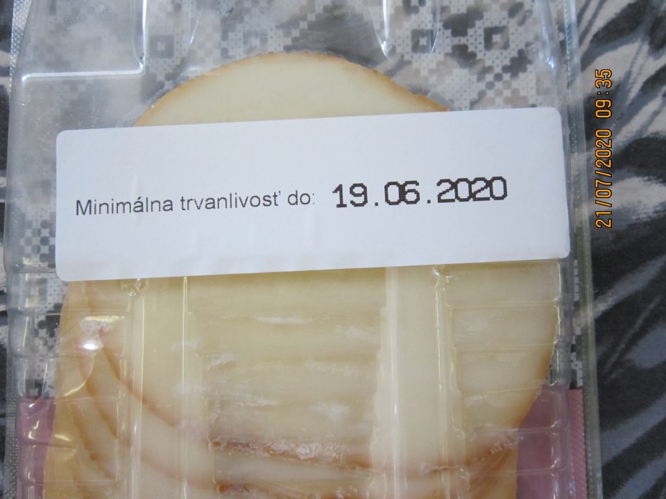 Predaj 1 ks výrobku „Tekovský salámový syr údený 100 g“ dňa 21.07.2020 po uplynutom dátume minimálnej trvanlivosti. Na obale uvedené – „Minimálna trvanlivosť do: 19.06.2020“.