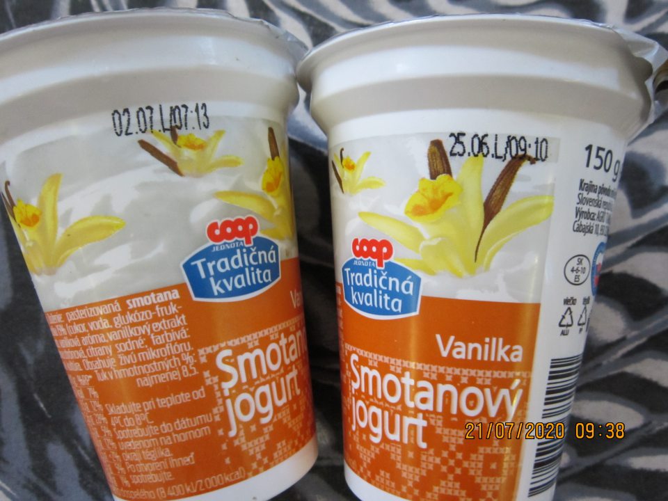 Predaj 6 ks výrobku „Vanilka smotanový jogurt 150 g“ dňa 21.07.2020 po uplynutom dátume spotreby. Na obale uvedené – „Spotrebujte do: 25.06.“ (2 ks), „Spotrebujte do: 02.07.“ (1 ks), „Spotrebujte do: 09.07.“ (2 ks) a „Spotrebujte do: 16.07.“ (1 ks) .