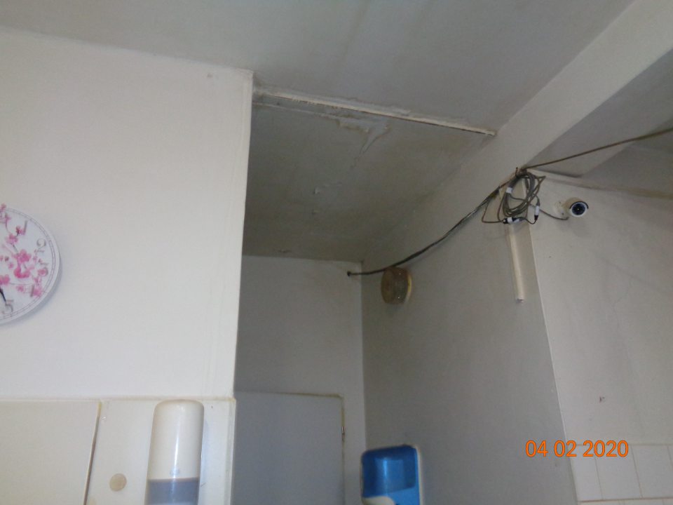 Poškodená hygienická maľba stropu vo výrobnej časti prevádzky.