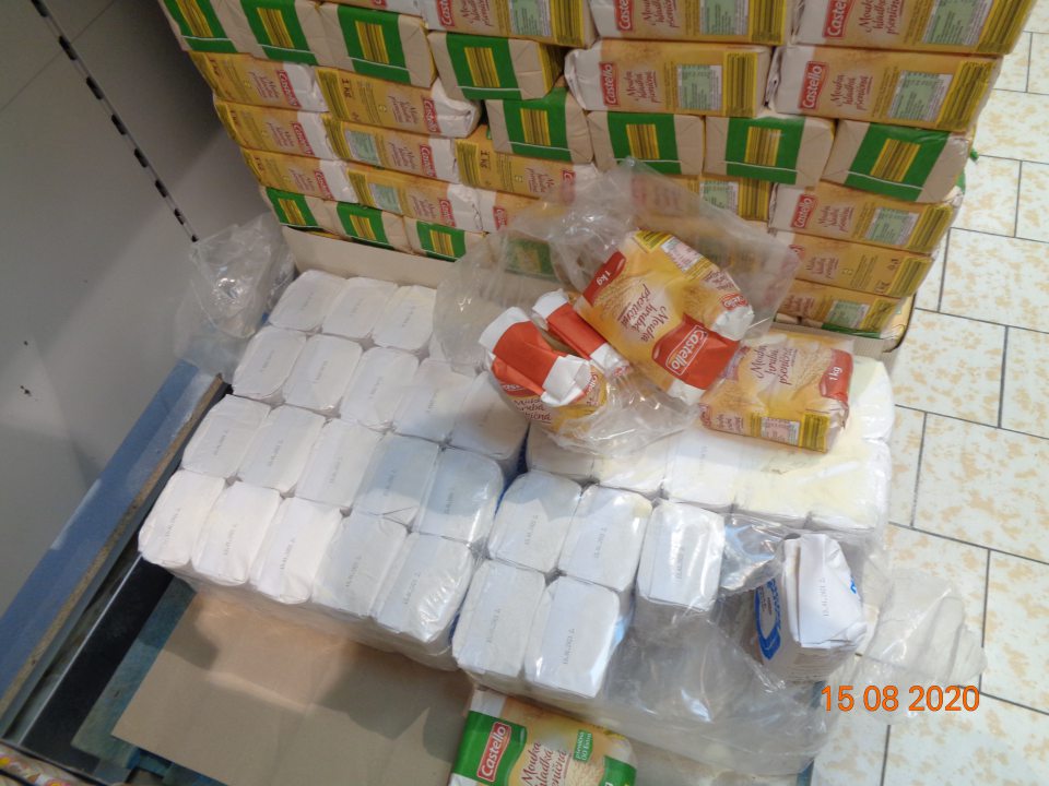 Múka hrubá pšeničná – poškodený originálny obal s rozsypaným obsahom.