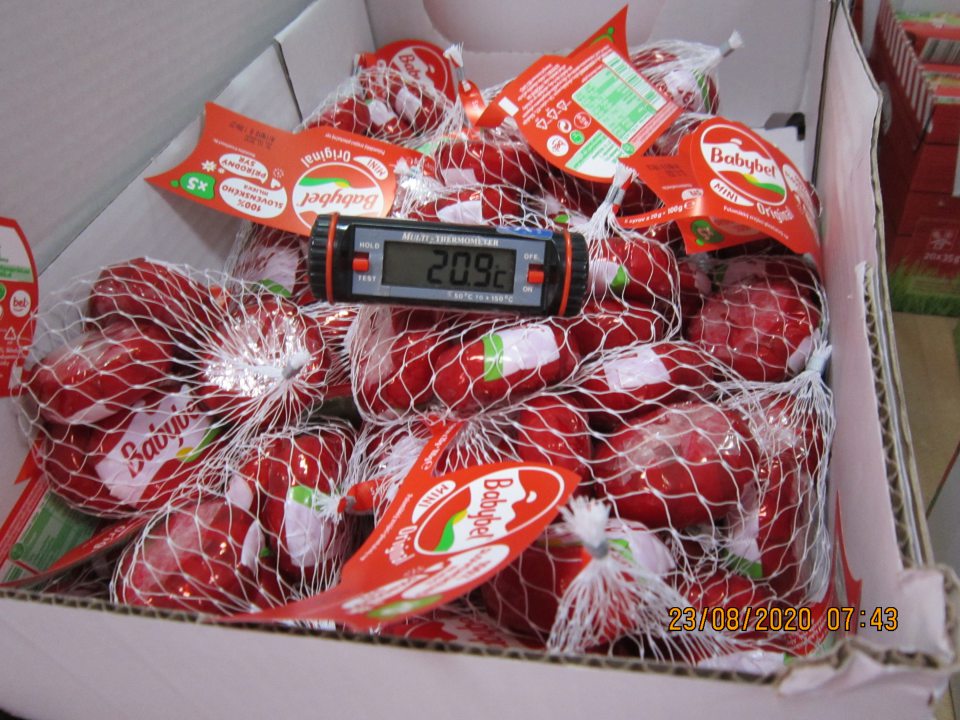 Nedodržanie podmienok skladovania určených výrobcom – na predajnej ploche  mimo chladiarenské zariadenie, v stojane s prírodnými syrmi, uchovávaný „Mini Babybel, polomäkký zrejúci prírodný syr, balenie 5 syrov x 20g“. O 07.43 h nameraná teplota +20,9°C, na etikete mliečneho výrobku uvedené: „Skladujte pri teplote +4°C až +8°C“.