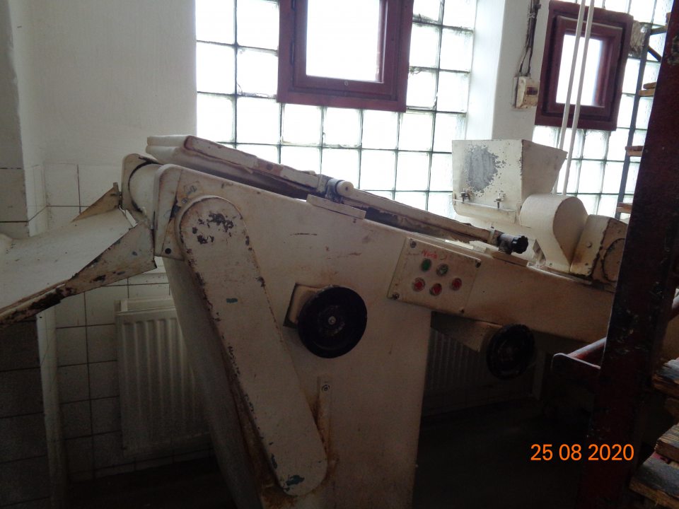 Opotrebovaná nepoužívaná vyvaľovačka cesta v blízkosti etážovej pece.