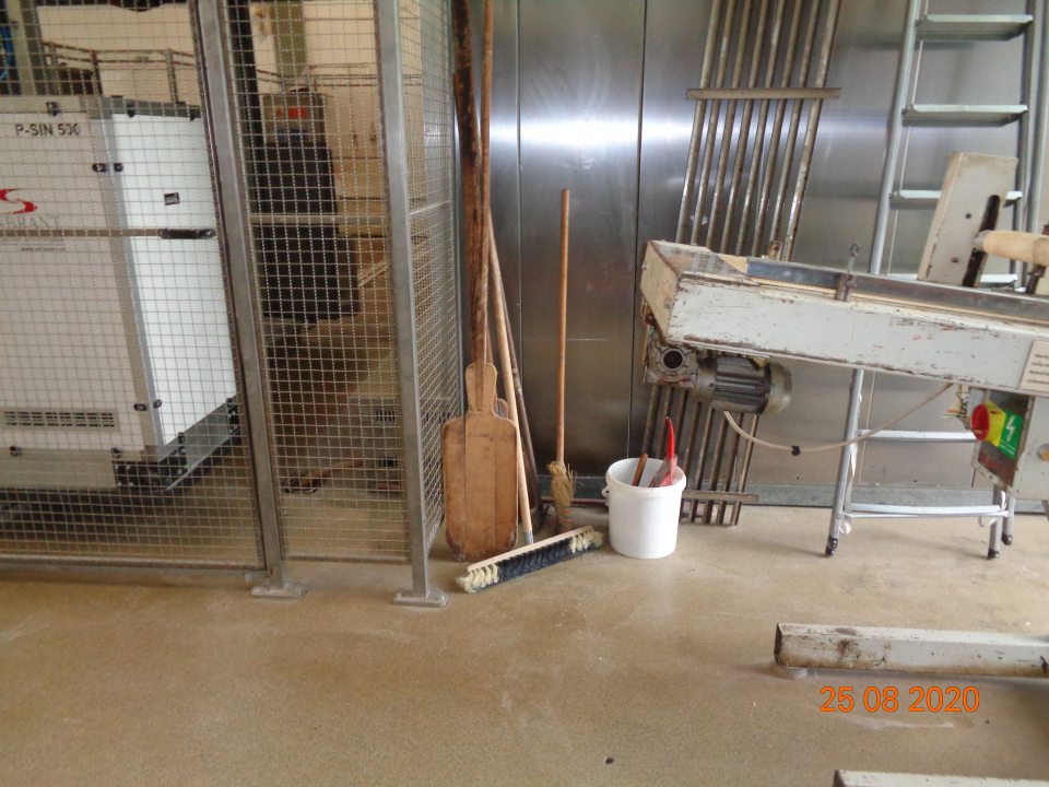 Sádzacie lopaty na chlieb uložené priamo na podlahe.