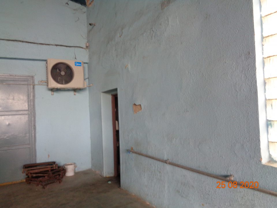 Opadnutá omietka na stene v blízkosti sociálneho zariadenia na rampe.