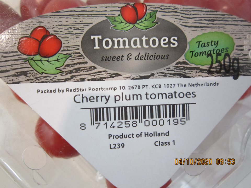 Nedostatok v označení čerstvej balenej zeleniny: Cherry plum tomatoes, class 1, 250 g - povinné informácie na obale nie sú uvedené v kodifikovanej podobe štátneho jazyka, sú uvedené len v anglickom jazyku.