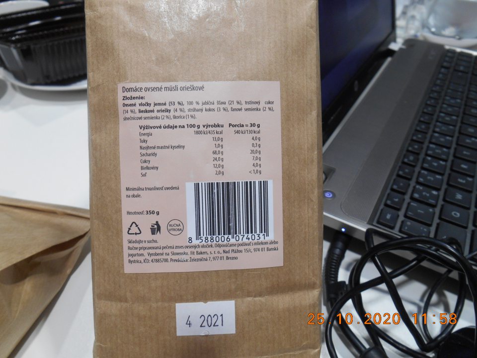 Predaj nesprávne označenej potraviny: DOMÁCE – OVSENÉ MÜSLI ORIEŠKOVÉ 350 g – nesprávny spôsob  uvedenia dátumu minimálnej trvanlivosti. Na etikete s označením uvedené „Minimálna trvanlivosť uvedená na obale... 4.2021“, správne má byť: „Minimálna trvanlivosť do konca: 4.2021“.