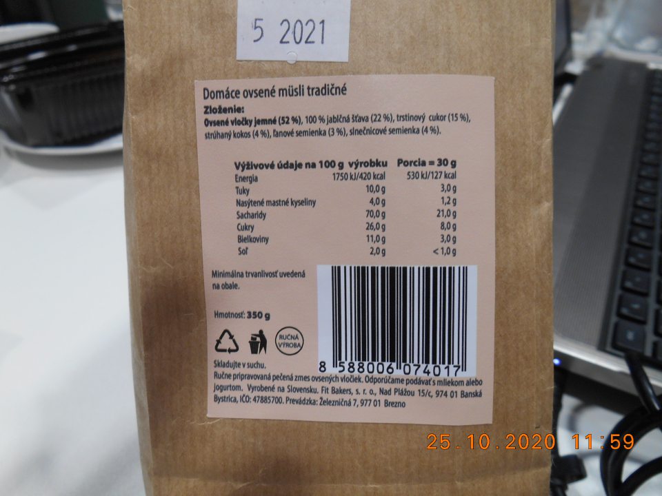 Predaj nesprávne označených potravín. U výrobku: „DOMÁCE – OVSENÉ MÜSLI TRADIČNÉ 350 g - nesprávny spôsob  uvedenia dátumu minimálnej trvanlivosti. Na etikete s označením uvedené „Minimálna trvanlivosť uvedená na obale... 5.2021“, správne má byť: „Minimálna trvanlivosť do konca: 5.2021“.