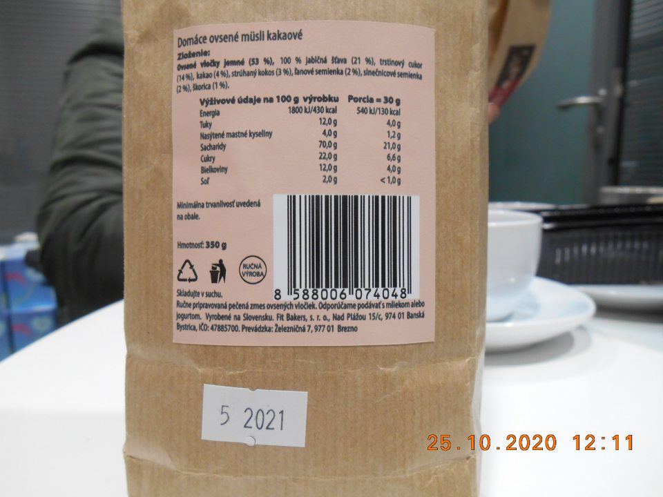 Predaj nesprávne označených potravín. U výrobku: „DOMÁCE – OVSENÉ MÜSLI KAKAOVÉ 350 g - nesprávny spôsob  uvedenia dátumu minimálnej trvanlivosti. Na etikete s označením uvedené „Minimálna trvanlivosť uvedená na obale... 5.2021“, správne má byť: „Minimálna trvanlivosť do konca: 5.2021“.