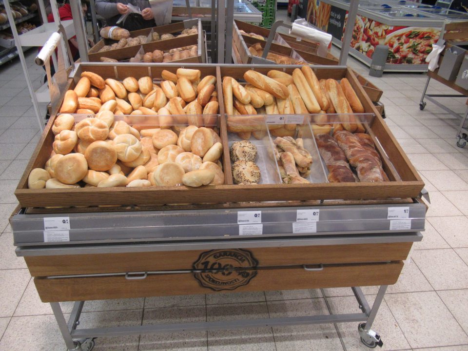 Nebalené pekárske výrobky sú ponúkané na predajnej ploche v technickom zariadení prekrytom len vo vrchnej časti strieškou, nie sú zabezpečené ochranným krytom zo žiadnej strany.