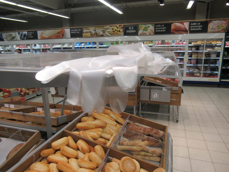 Nebalené pekárske výrobky sú ponúkané na predajnej ploche v technickom zariadení prekrytom len vo vrchnej časti strieškou, nie sú zabezpečené ochranným krytom zo žiadnej strany.