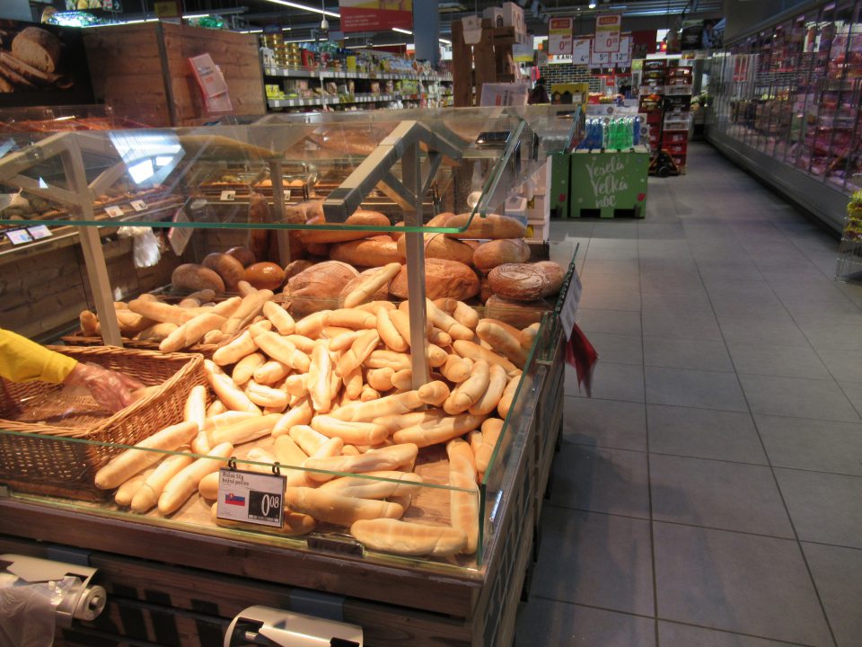 Nebalený pekársky tovar (rožky a chlieb) sú uložené na stoloch s nedostatočným ochranným prekrytím len z vrchnej časti stola (strieškou). 