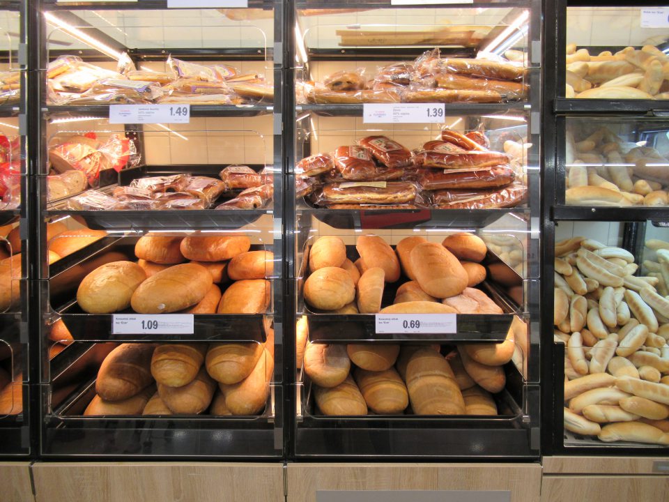 Nebalený pekársky tovar je predávaný v technických zariadeniach - regáloch bez predných ochranných krytov; výrobky sú chránené len z vrchnej strany horným regálom a z boku plastovými prepážkami.