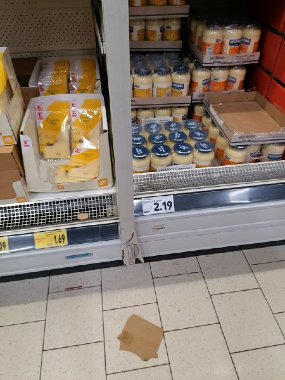 Porušená celistvosť bbočnej lišty v spodnej časti chladiaceho zariadenia slúžiaceho na uchovávanie majonéz a syrov.