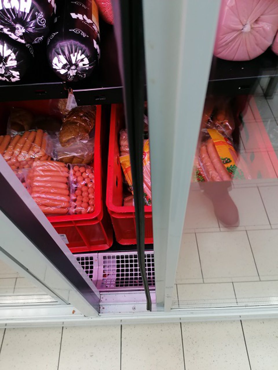 Odtrhnutá tesniaca guma na chladiacom zariadení slúžiaceho na uchovávanie mäsových výrobkov (párky, salámy).