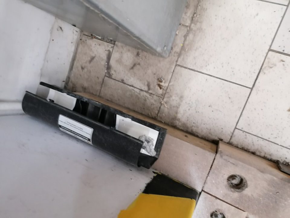 Znečistená podlaha v zázemí prevádzky mechanickými nečistotami.