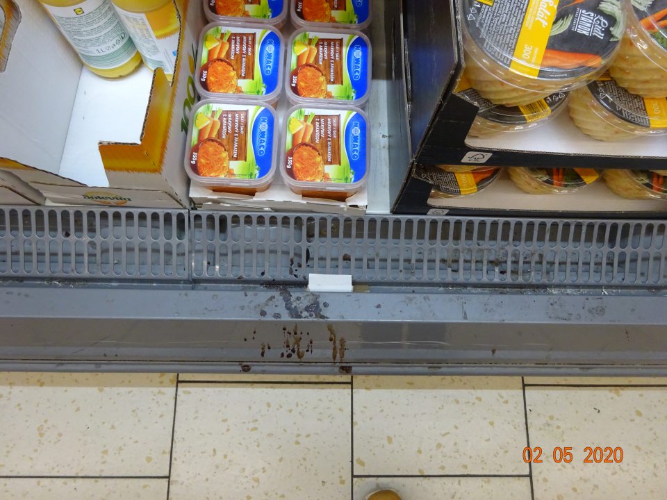 Znečistenie chladiacich regálov hlavne v prednej časti v okolí mriežok - potečené obsahom tovarov.