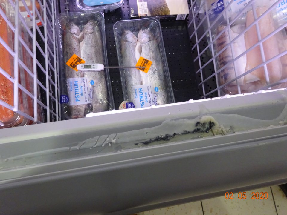 Znečistenie chladiacej vane určenej na uchovávanie chladených rýb.