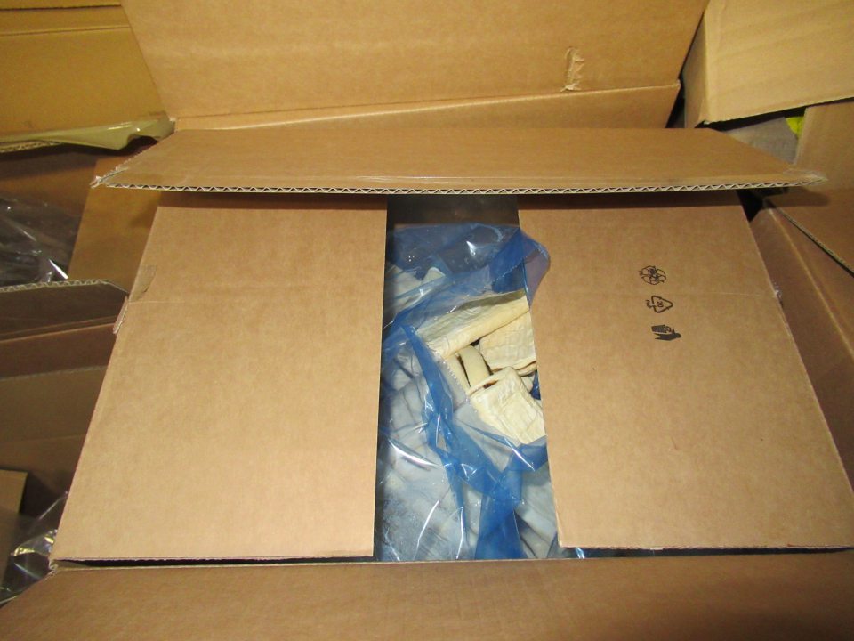 V mraziacom boxe otvorené kartóny a mikroténové prierezy s hlbokozmrazenými polotovarmi. 