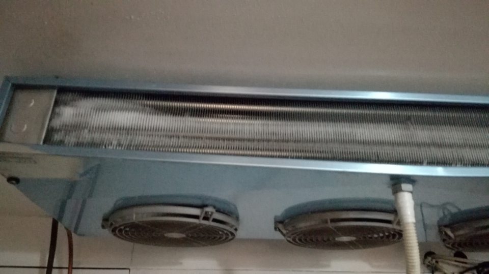 Nevyhovujúci hygienický stav chladiaceho zariadenia v zázemí predajne na mäsové výrobky a mäso - namrznutý ľadový povlak, ventilátory agregátu znečistené hrubou vrstvou prachu.