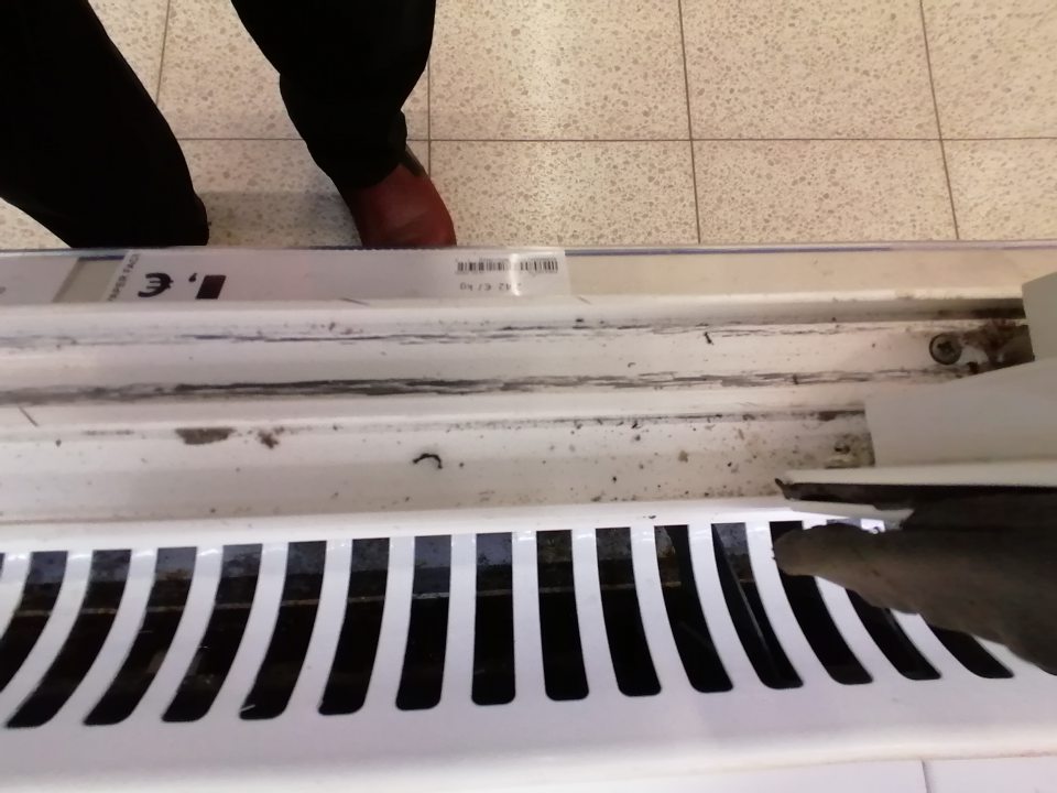 Znečistenie na ťažkodostupných miestach chladiacich zariadení - pod mriežkami v prednej časti.