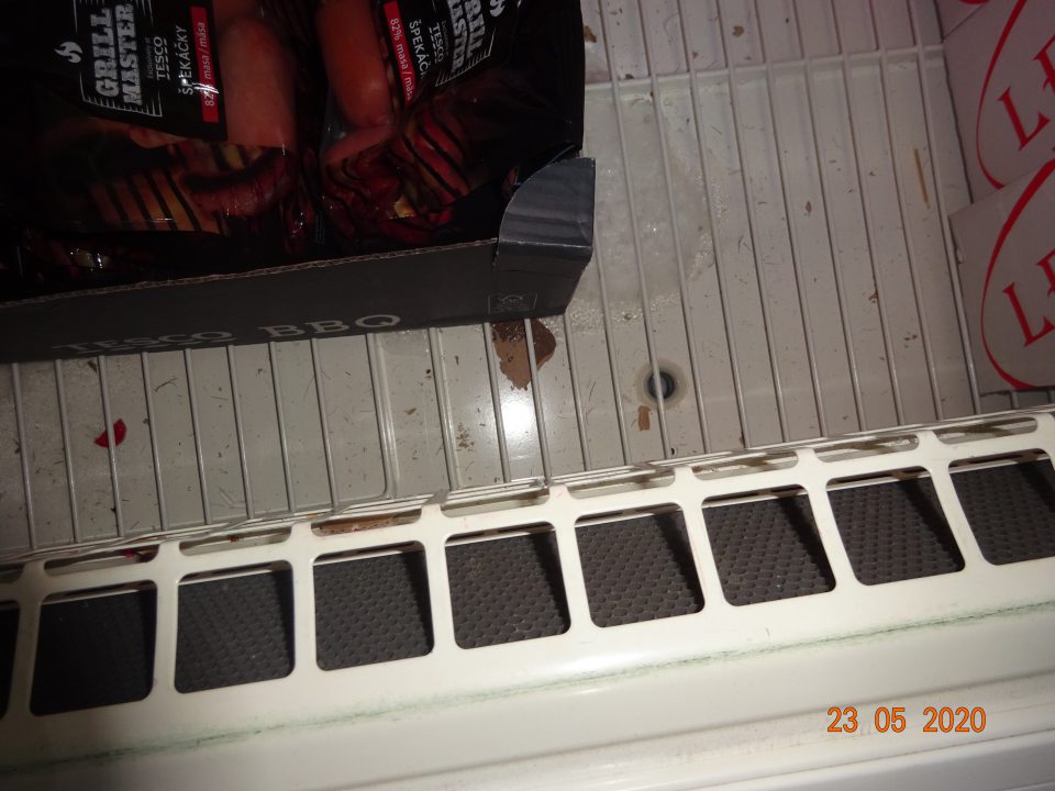 Znečistenie chladiacej vane určenej na uchovávanie mäsových výrobkov (mechanické nečistoty).