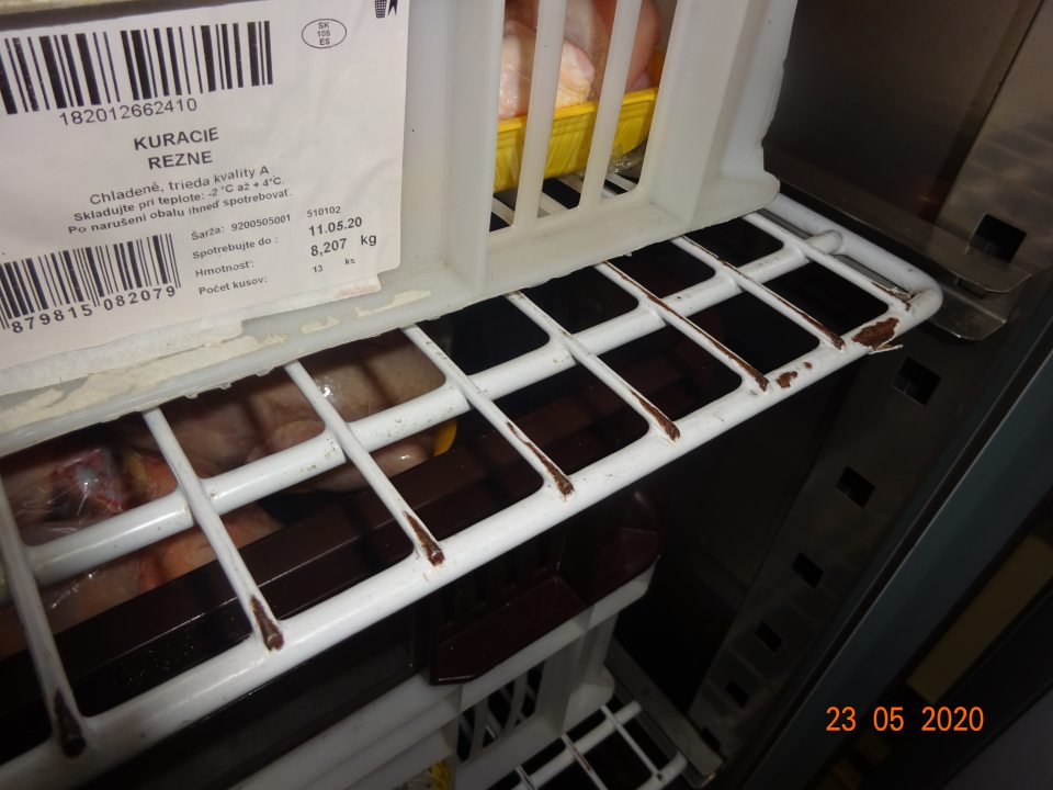 Porušená celistvosť povrchového náteru mriežok v chladiacom skriňovom zariadení určenom na uchovávanie hydiny.