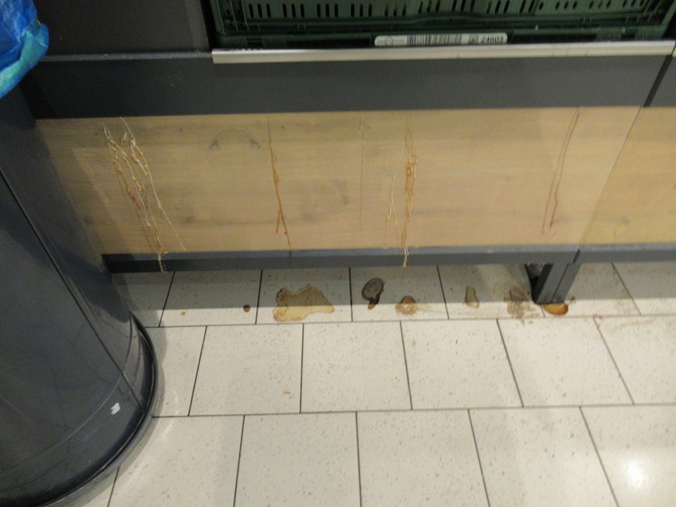 Znečistená podlaha v oddelení ovocia a zeleniny. 