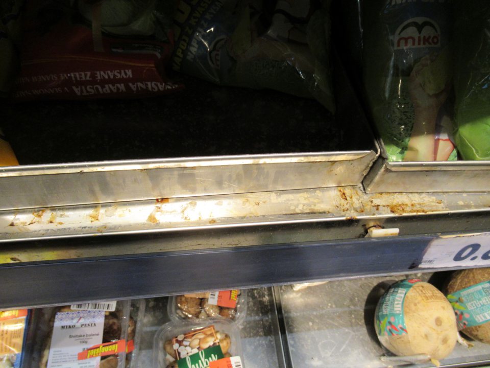 Regály v chladiacom zariadení na spracované ovocie a zeleninu potečené obsahom výrobkov. 