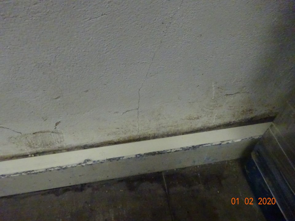 Znečistená stena v sklade.