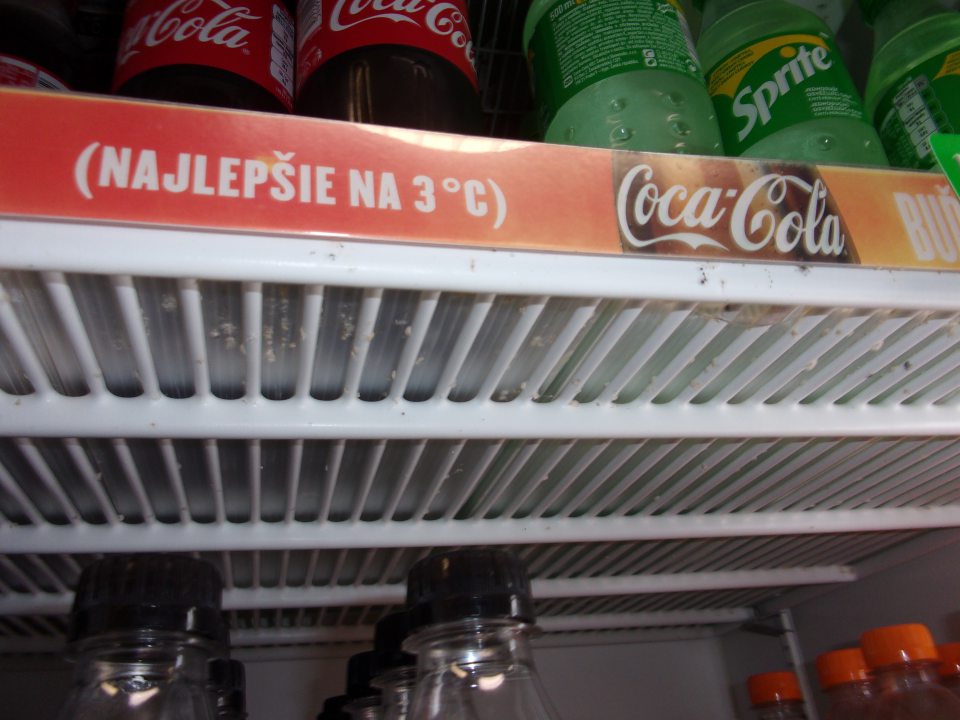 Silne znečistené chladiace zariadenie na uchovávanie nealkoholických nápojov hlavne na mriežkach v prednej časti.