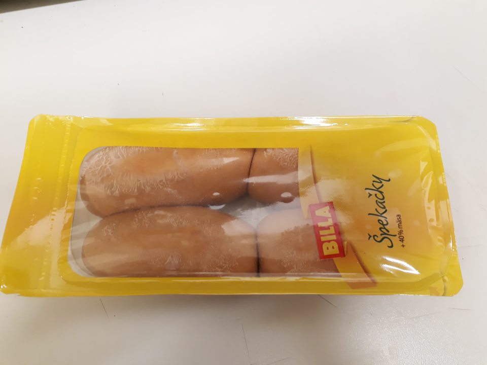 senzoricky zmenený mäsový výrobok, povrch: osliznutý, farba: zmenená netypická pre daný druh výrobku, na nákroji výrazná vôňa po kazení mäsového výrobku.