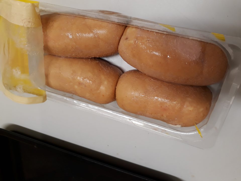senzoricky zmenený mäsový výrobok, povrch: osliznutý, farba: zmenená netypická pre daný druh výrobku, na nákroji výrazná vôňa po kazení mäsového výrobku.