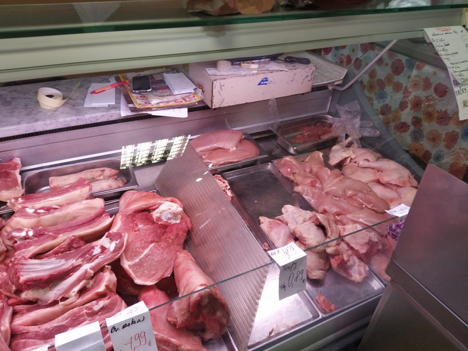 Nevyhovujúci hygienický stav zadnej plochy pokladne, olupujúci sa povrchový náter.