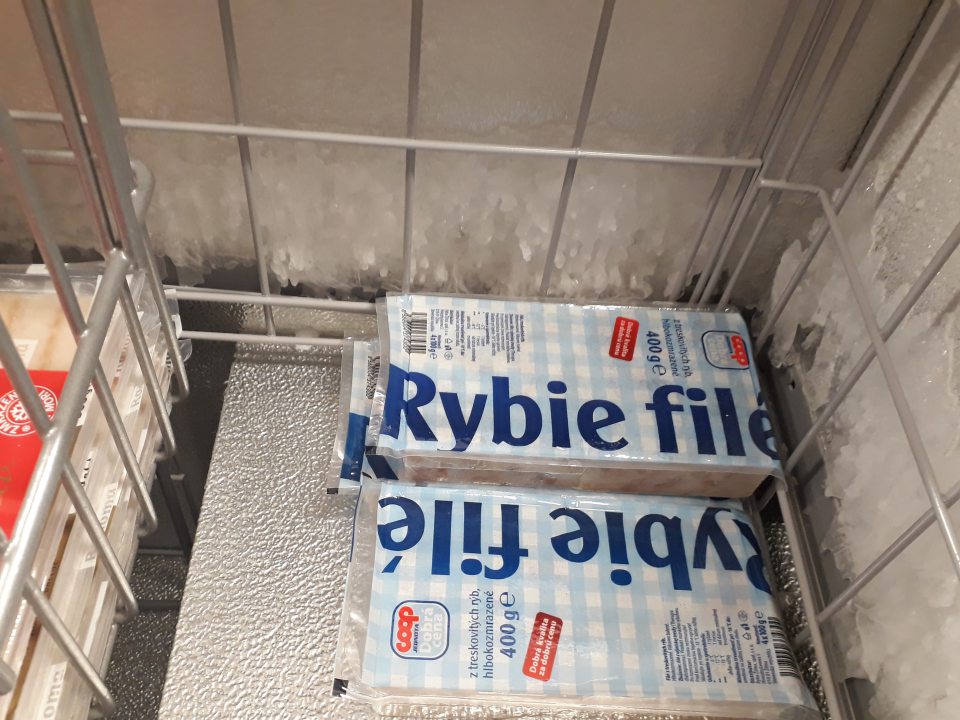 hrubá vrstva namrznutého ľadového povlaku v mraziacom zariadení slúžiacom na uchovávanie hlbokozmrazených produktov rybolovu