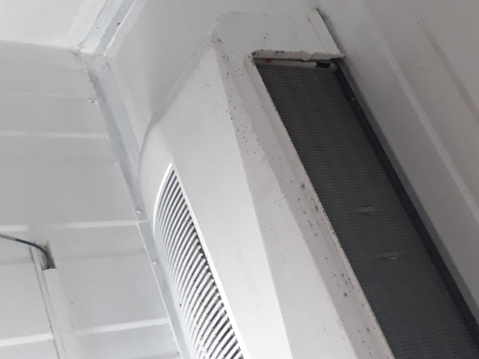 znečistenie pripomínajúce pleseň na chladiacom agregáte nachádzajúcom sa v chladiacom boxe v zázemí predajne
