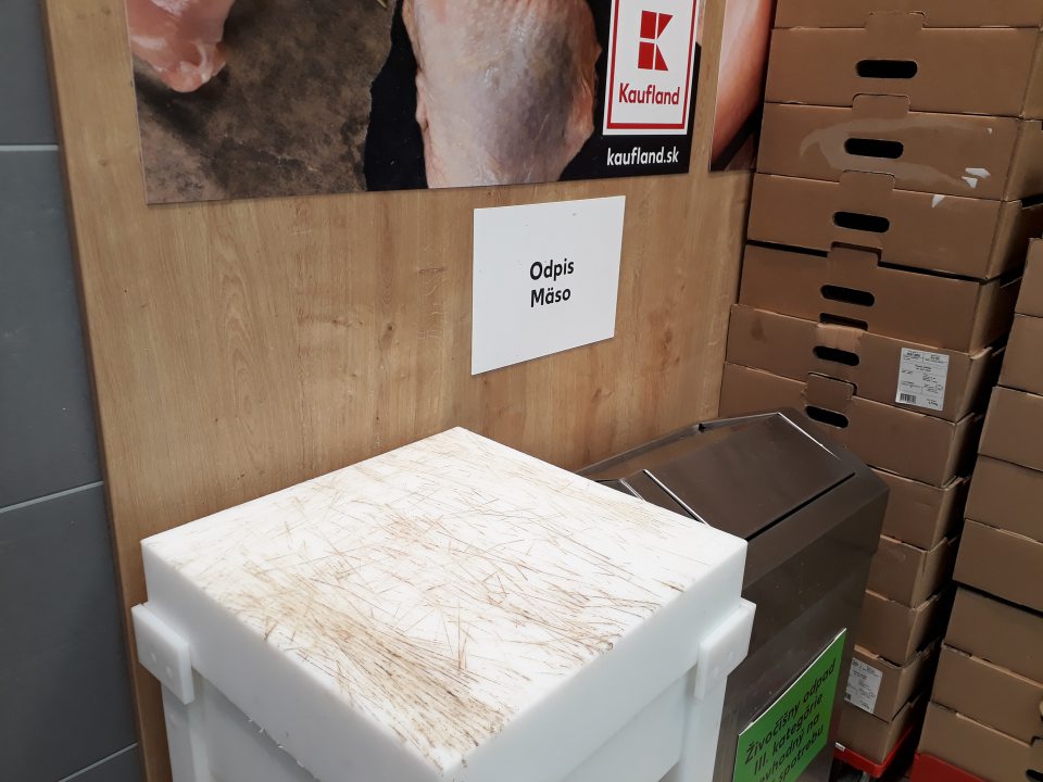 porušená celistvosť klátu- hlboké zárezy na oddelení lahôdok