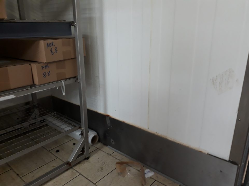 Počiatočná korózia pri spodných dorazových lištách v chladiacom boxe slúžiacom na uchovávanie mäsových výrobkov v zázemí predajne
