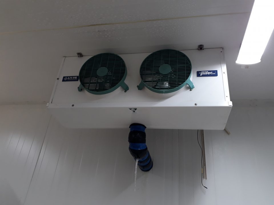 nevyhovujúci hygienický stav mraziaceho boxu v zázemí predajne - namrznutý ľadový povlak na strope zariadenia.