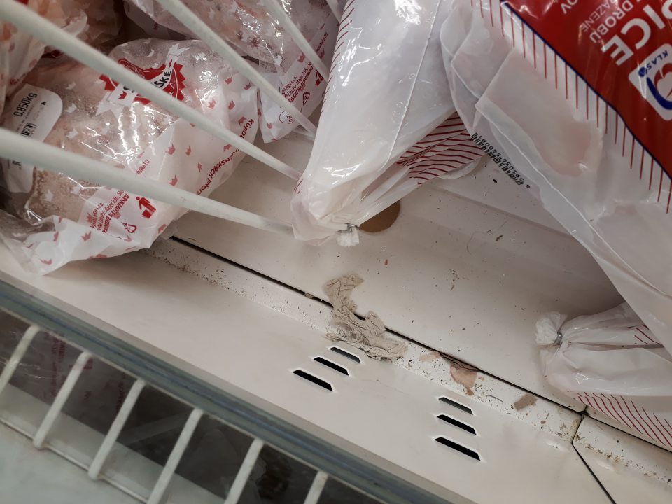 Mraziace zariadenia na predajnej ploche (hlbokozmrazená hydina,, polotovary, mrazené krémy) - na dne mraziacich vaní mechanické nečistoty