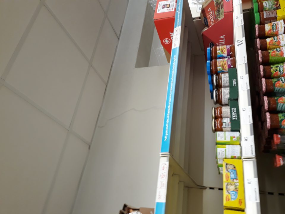 porušená celistvosť steny na predajnej ploche