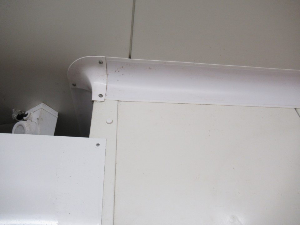 Znečistené steny v chladiacom zariadení. 