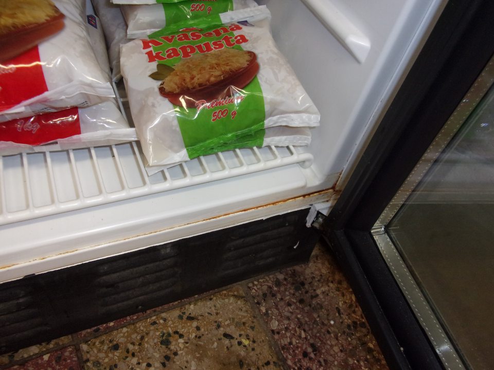  Nevyhovujúci hygienický stav chladiaceho zariadenia na predajnej ploche slúžiaceho na uchovávanie spracovanej zeleniny - v pravom dolnom rohu korózia.