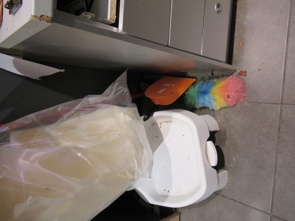 Silno znečistená podlaha zo zvyškov pečiva a špiny.