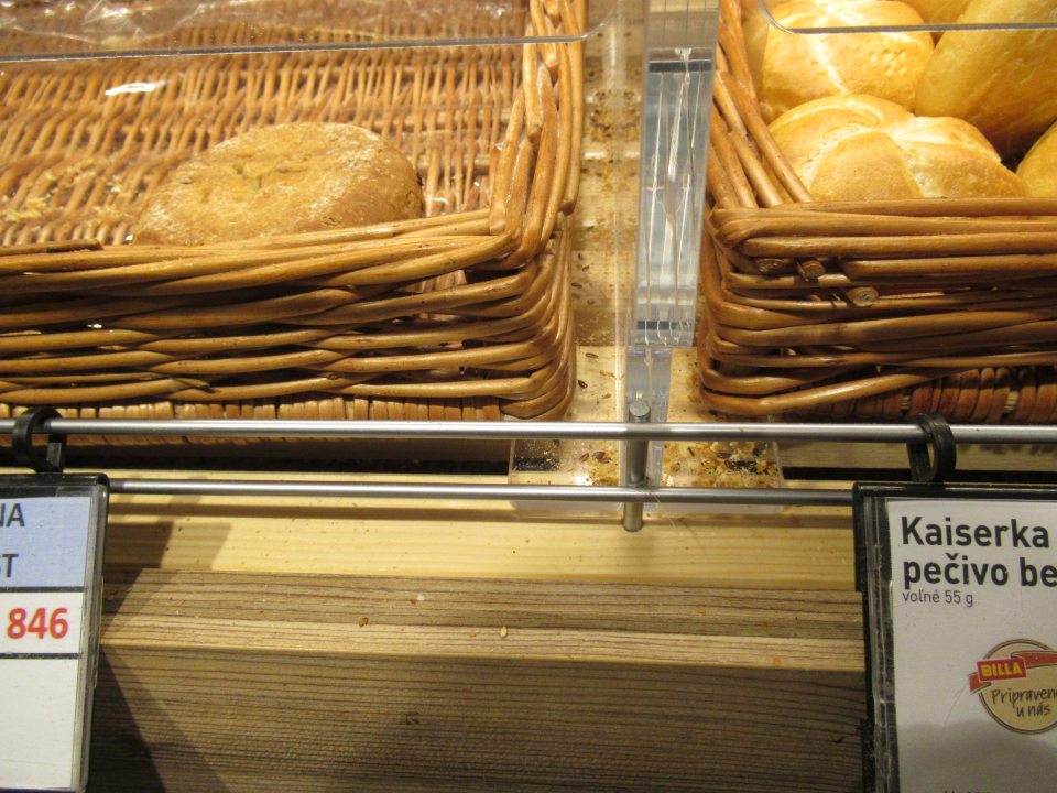 Silno znečistené regály omrvinkami z pečiva a semienok.