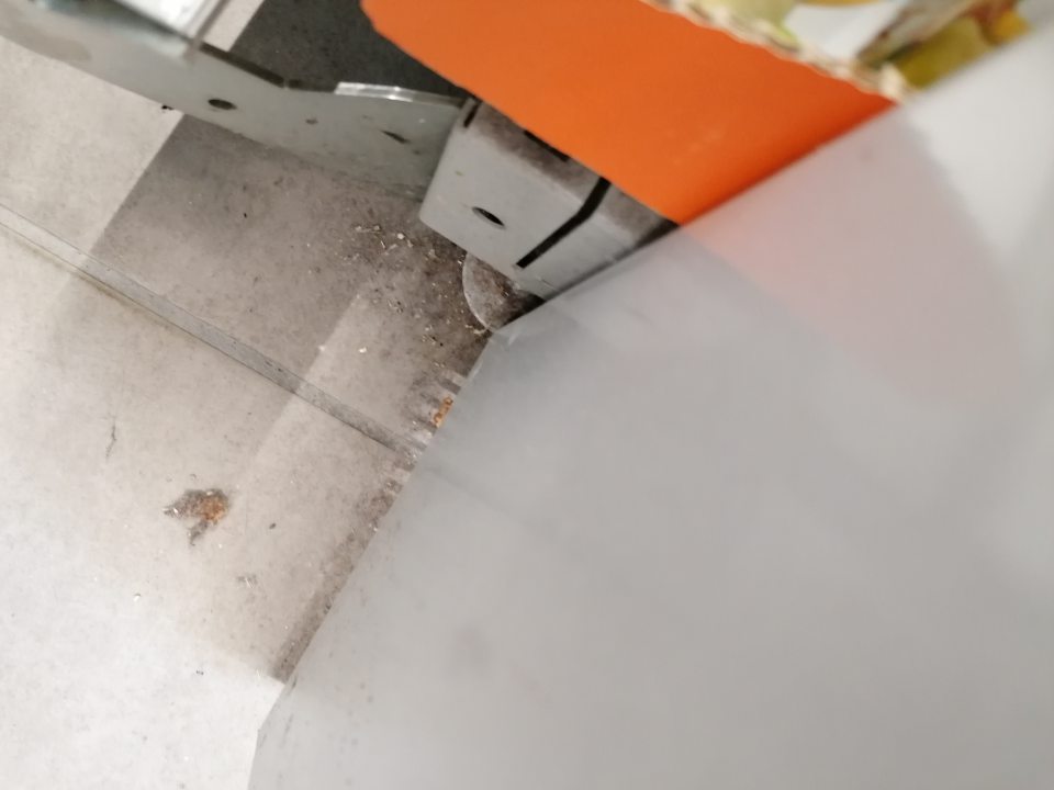 Znečistená podlaha pre predajni.