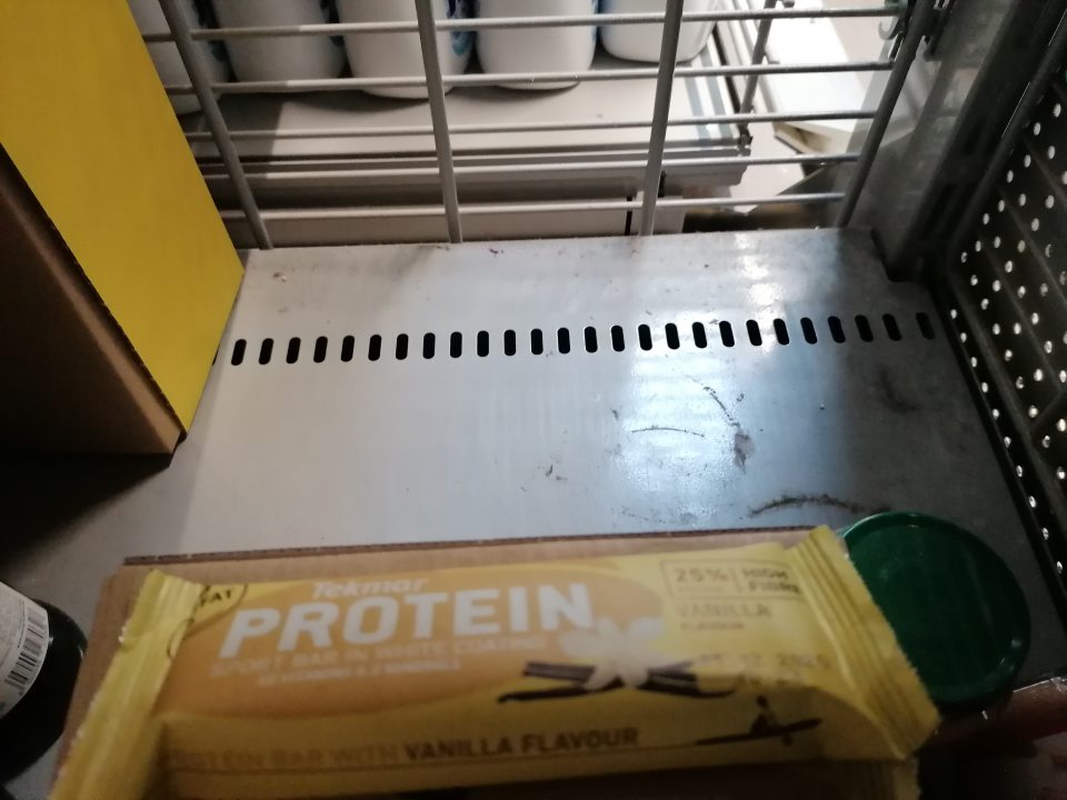 Znečistené regály na predajni.