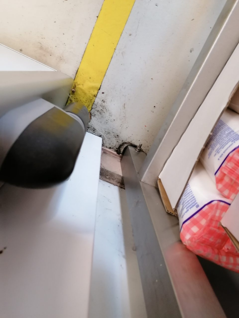 Znečistená podlaha v zázemí prevádzky.