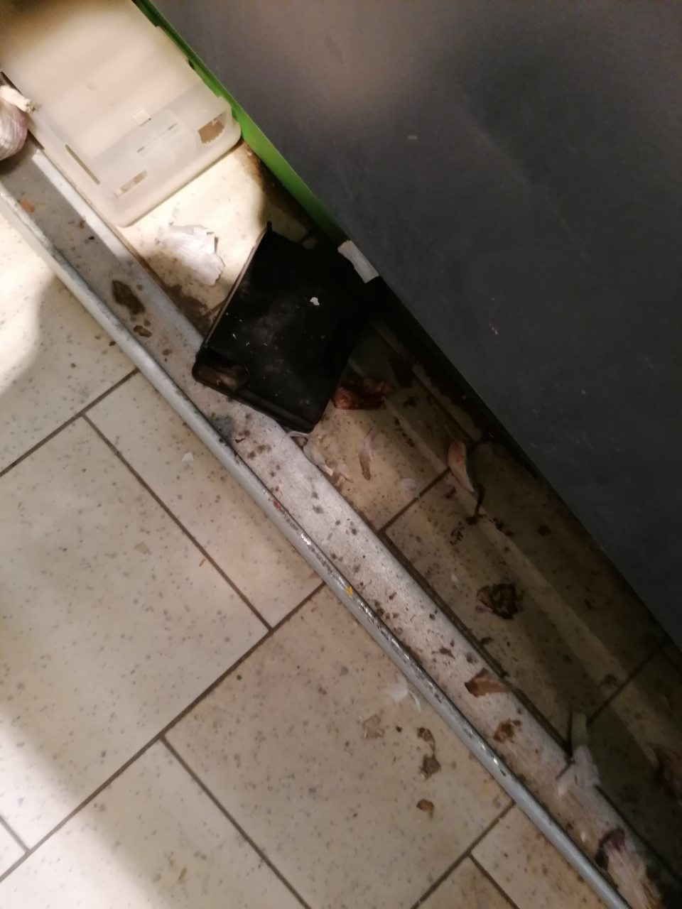 Znečistenie podlahy na viacerých miestech na predajnej ploche aj v zázemí.