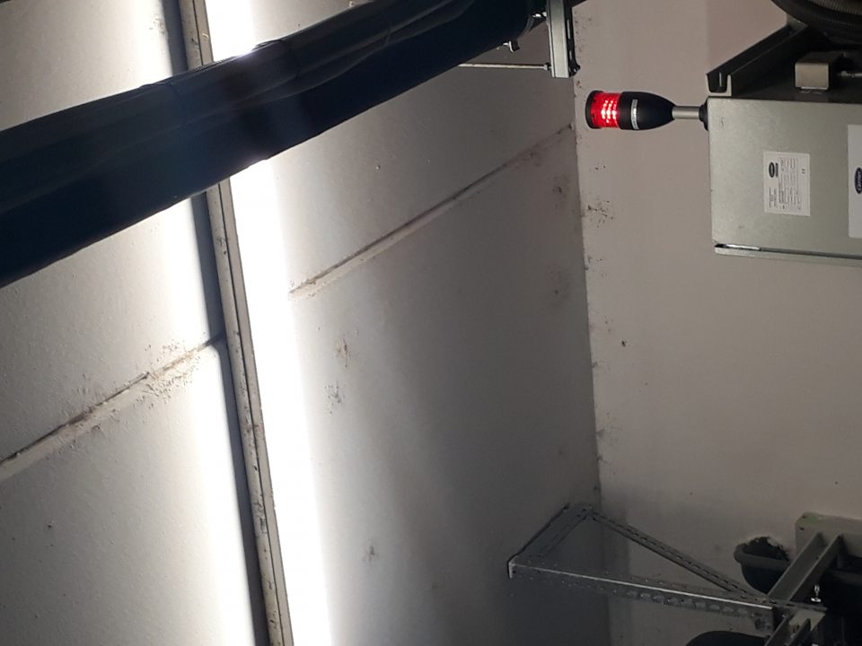 Znečistený strop v zázemí prevádzky v priestore príjmu tovaru.