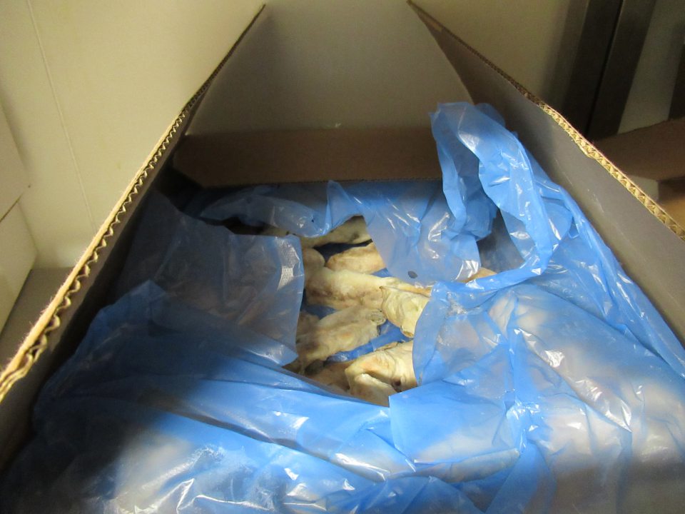 Rozbalené kartóny a mikroténové prierezy s mrazenými polotovarmi v priestore mraziaceho boxu.  